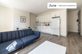 Room in Shared 2 bed/1 bath home in New York, NY - Building Photo - Building Photo