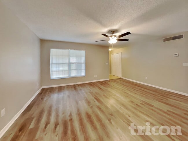 1002 Saxon Ct in Brandon, FL - Building Photo - Building Photo