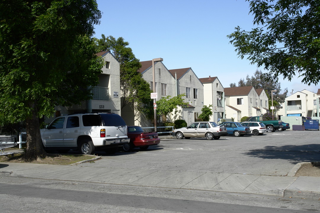 Hampshire in Redwood City, CA - Building Photo