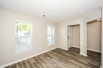 9525 Lakeview Rd in Union City, GA - Building Photo - Building Photo
