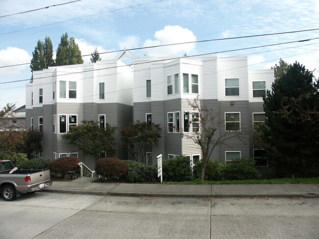 Crown Hill Court Apartments in Seattle, WA - Building Photo - Building Photo