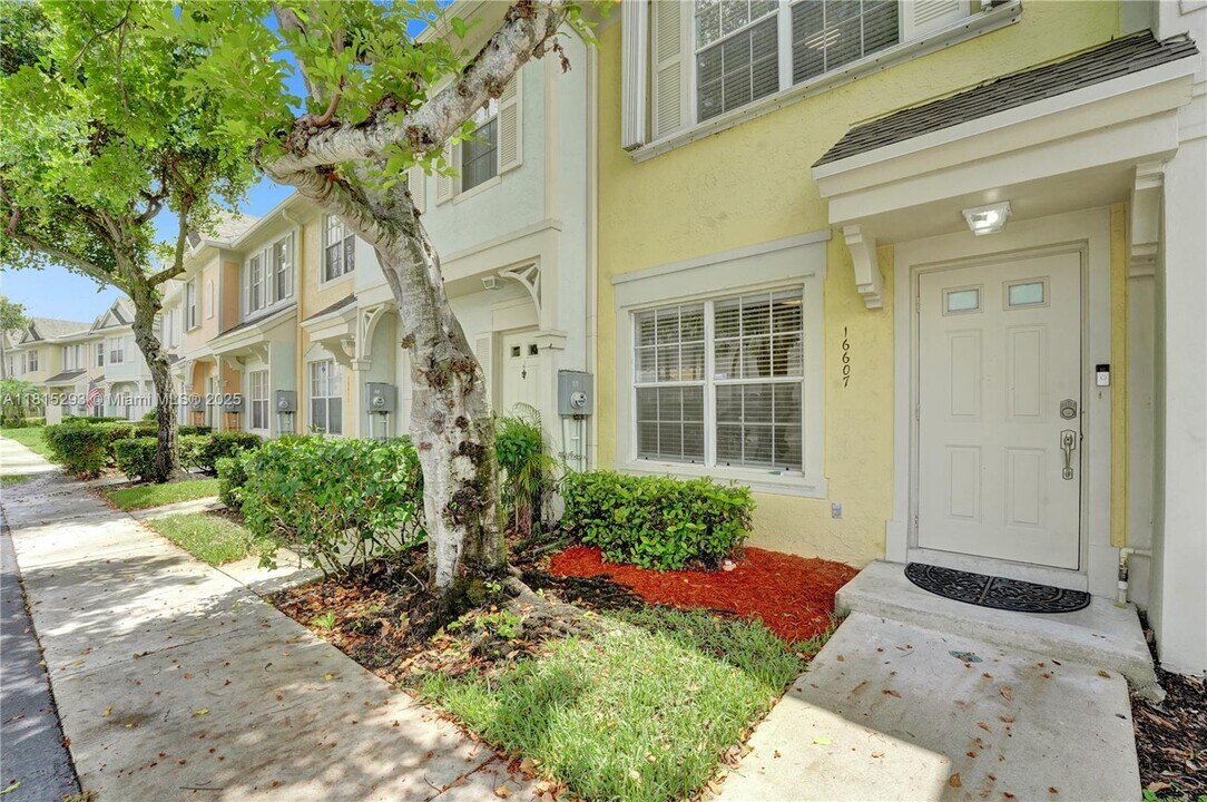 16607 Hemingway Dr in Weston, FL - Building Photo