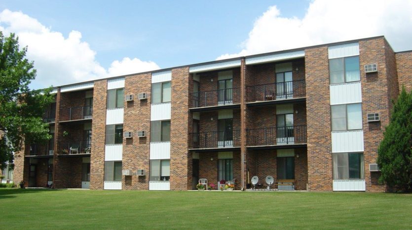 Arrowhead Apartments in Brookings, SD - Foto de edificio