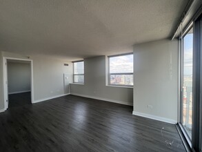 6 W Grand Ave, Unit 1311 in Chicago, IL - Building Photo - Building Photo