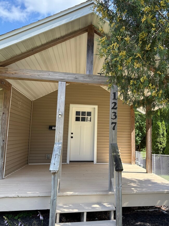 1237 Center St in Lake Geneva, WI - Building Photo - Building Photo