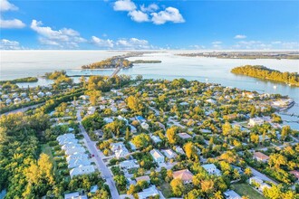 6925 Longboat Dr S in Longboat Key, FL - Foto de edificio - Building Photo