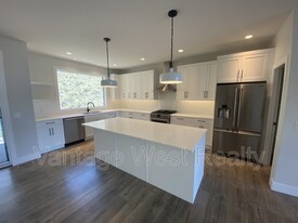 1901 Northern Flicker Ct in Kelowna, BC - Building Photo