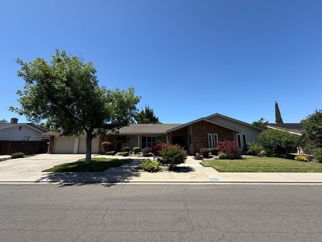 property at 2721 Deerfield Pl