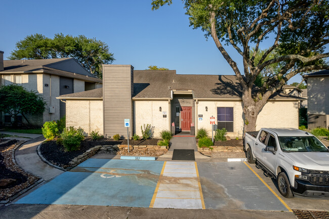 University Trace in Houston, TX - Foto de edificio - Building Photo