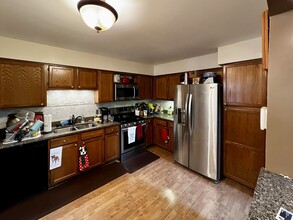 901 Little Falls Ct in Elk Grove Village, IL - Building Photo - Building Photo