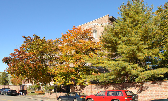 Domincan Court in Lewiston, ME - Foto de edificio - Building Photo