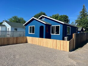 42 N 9th St in Central Point, OR - Building Photo - Building Photo