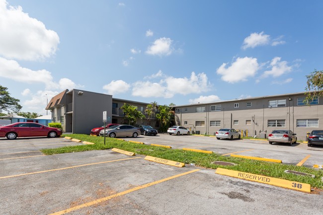 VILLAS OF WEST BIRD CONDO in Miami, FL - Foto de edificio - Building Photo