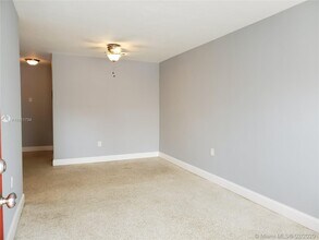 990 SW 4th St-Unit -2 in Miami, FL - Building Photo - Building Photo