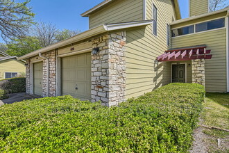 512 Eberhart Ln in Austin, TX - Building Photo - Building Photo