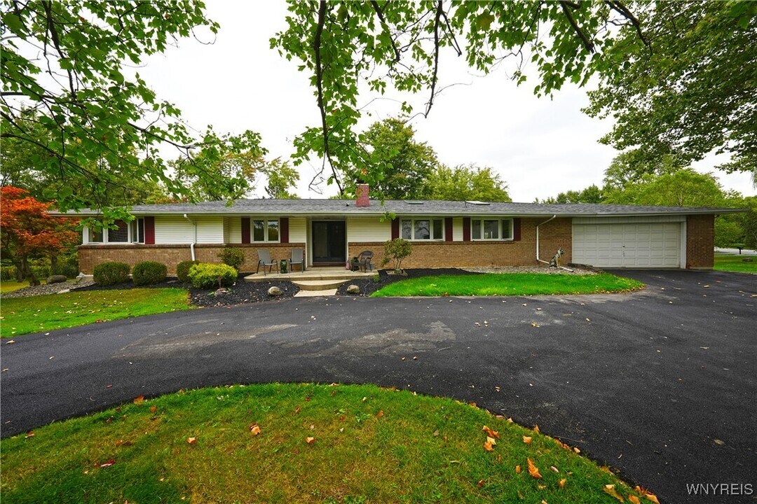 100 Bridle Ln in Elma, NY - Foto de edificio