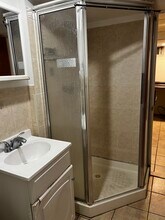 225 Travis Ave, Unit 1 in Elmont, NY - Foto de edificio - Building Photo