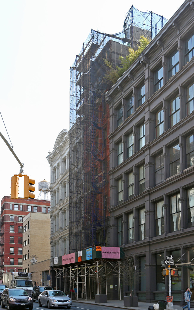 423 Broome St in New York, NY - Building Photo - Building Photo