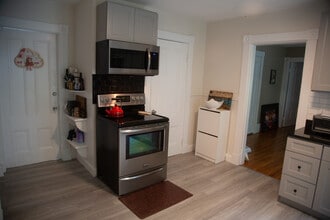 48 Dennison Ave, Unit #2 in Framingham, MA - Foto de edificio - Building Photo