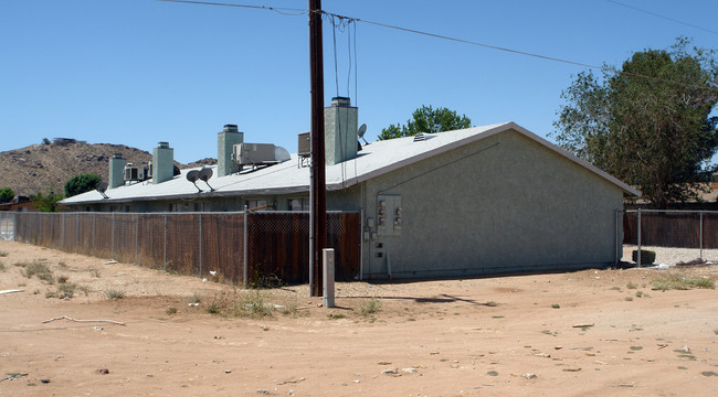 15331 Broken Bow Rd in Apple Valley, CA - Building Photo - Building Photo