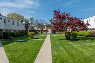 Salem Crossing Apartments in Bensalem, PA - Foto de edificio - Building Photo