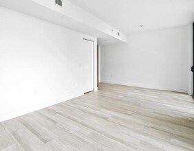121 NE 34th St, Unit 2315 in Miami, FL - Building Photo - Building Photo
