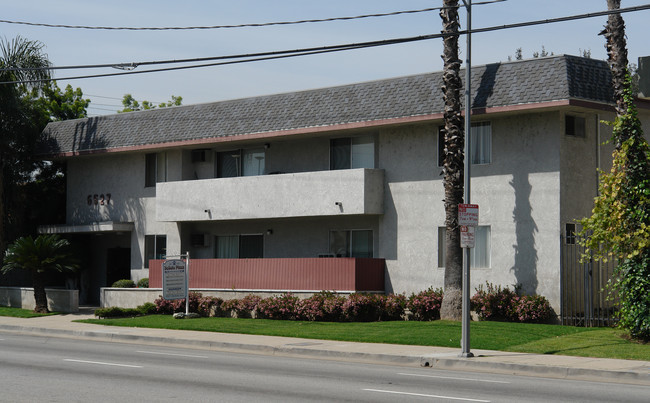 6527 De Soto Ave in Canoga Park, CA - Foto de edificio - Building Photo