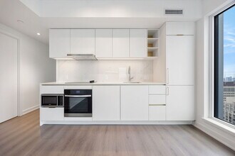8 Wellesley St W in Toronto, ON - Building Photo - Building Photo