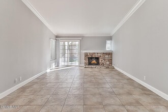 160 Cottage Grove Ave in Camarillo, CA - Building Photo - Building Photo
