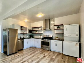 1217 N Virgil Ave in Los Angeles, CA - Foto de edificio - Building Photo