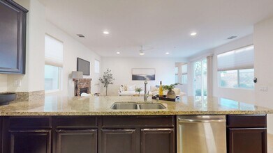 28620 Vista Del Rio Dr in Santa Clarita, CA - Foto de edificio - Building Photo