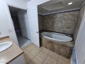 3005 40th St W in Lehigh Acres, FL - Foto de edificio - Building Photo