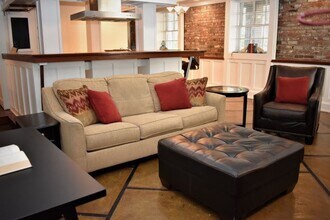 101 W Oglethorpe Ave in Savannah, GA - Building Photo - Building Photo