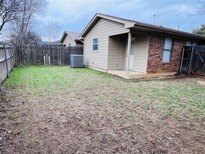 301 Gardenview St in Denton, TX - Foto de edificio - Building Photo