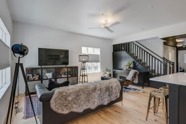 property at 1463 W Grand Ave