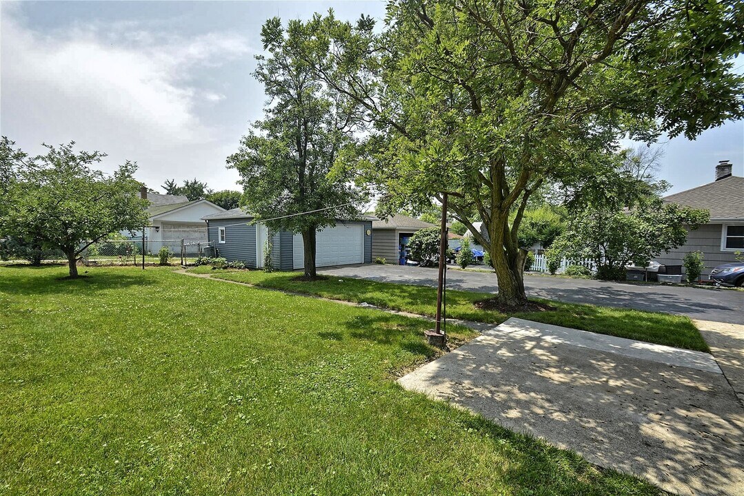 20 E Eureka Dr in Lemont, IL - Building Photo