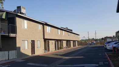 2010 Larcus Ave in Bakersfield, CA - Building Photo - Building Photo