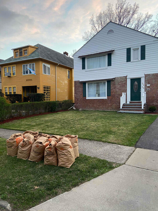 950 Helmsdale Rd in Cleveland Heights, OH - Building Photo