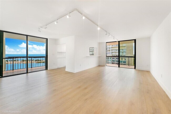 2333 Brickell Ave, Unit 1506 in Miami, FL - Foto de edificio - Building Photo