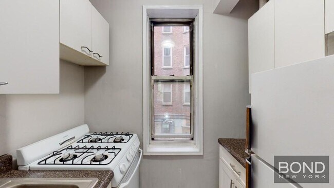 340 E 58th St in New York, NY - Building Photo - Building Photo