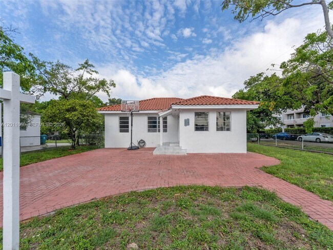 520 NW 32nd Pl in Miami, FL - Building Photo - Building Photo