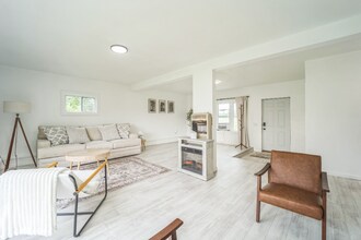 1323 Whitehouse Trail in Gaylord, MI - Foto de edificio - Building Photo