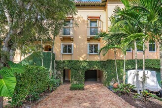 6204 Paradise Point Dr in Palmetto Bay, FL - Building Photo - Building Photo