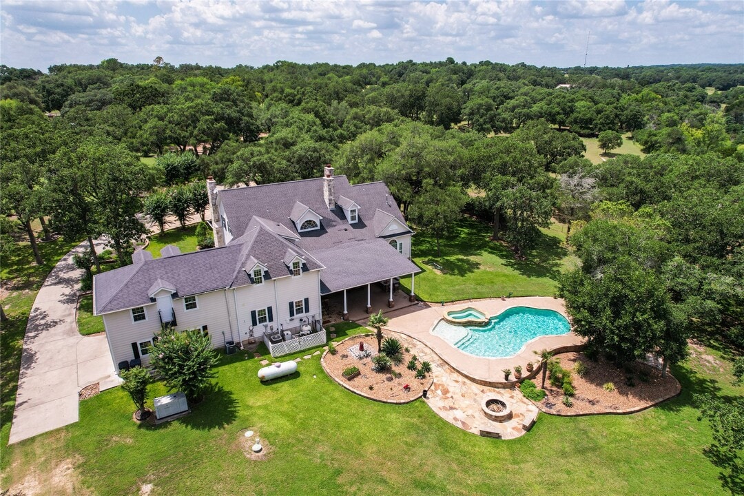 1016 High Hill Creek Rd in La Grange, TX - Foto de edificio