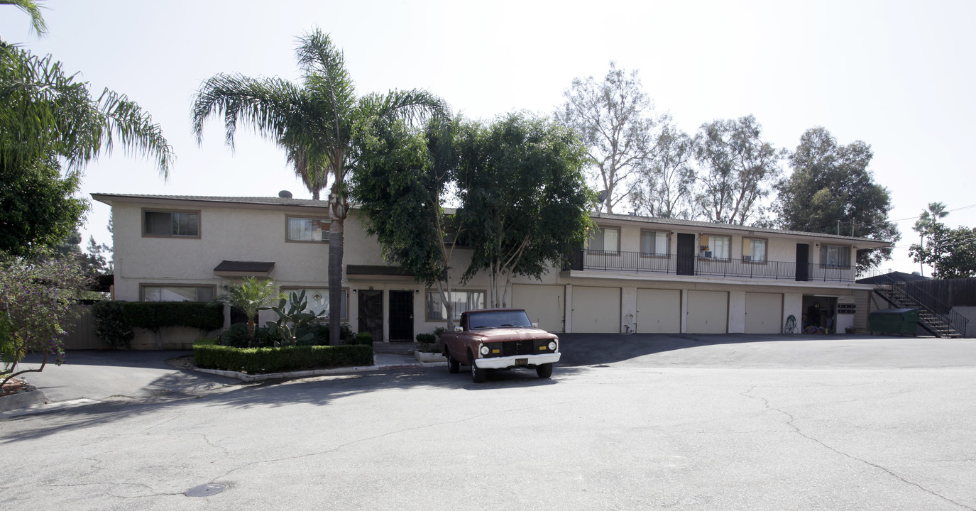 200-220 Hillside Ct in La Habra, CA - Building Photo