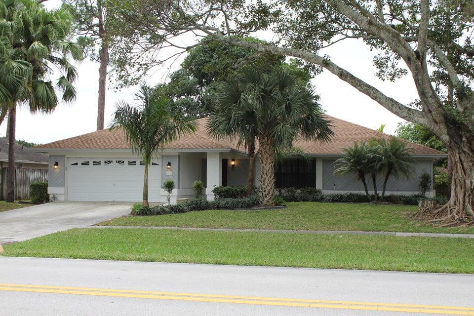 13880 Paddock Dr in Wellington, FL - Building Photo