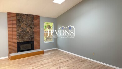 14131 SE 49th Pl in Bellevue, WA - Building Photo - Building Photo