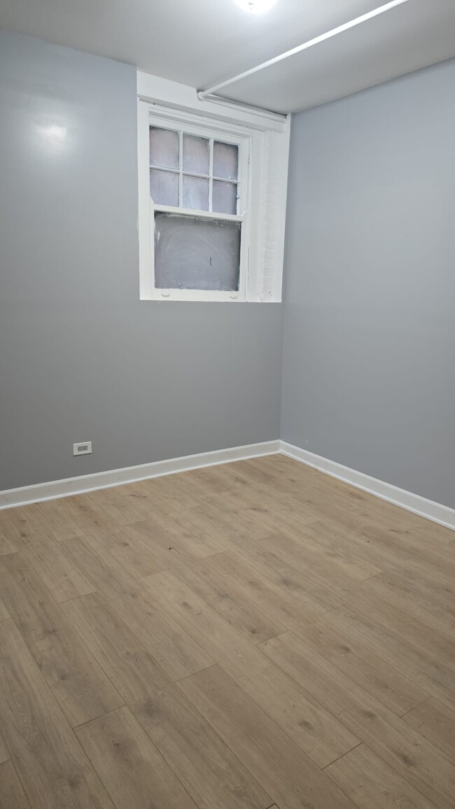 6745 S Crandon Ave, Unit CRANDON basement in Chicago, IL - Building Photo - Building Photo
