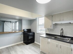 4694 State Rd, Unit 4 in Cleveland, OH - Foto de edificio - Building Photo