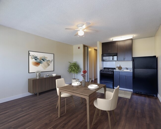 Bellflower Friendship Manor Senior Housing in Bellflower, CA - Foto de edificio - Building Photo
